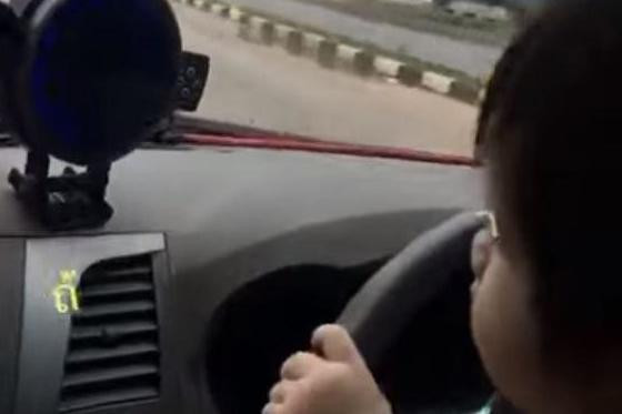 Δολοφόνος: Εβαλε την 10 μηνών κόρη του στο τιμόνι, οδηγώντας με ταχύτητα (βίντεο)